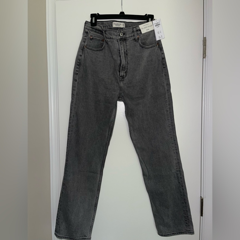 A&F “The Ankle Straight Ultra High Rise” Jean in size 8 Long (29). Grey.